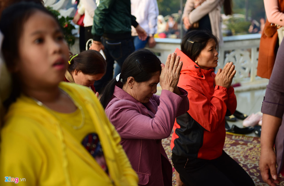 Cắm hương bừa bãi, xả rác ngập ngụa chốn linh thiêng