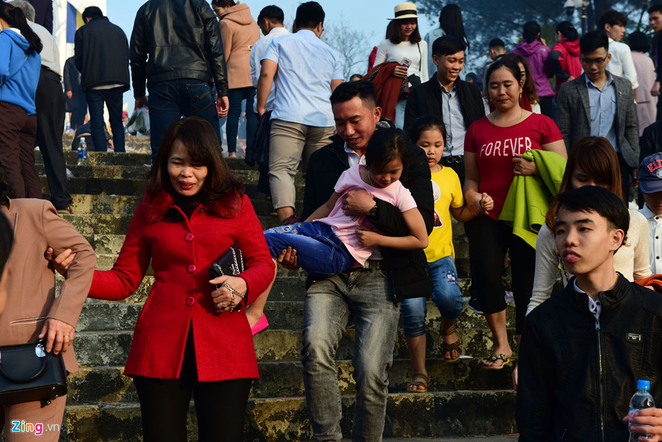 Cắm hương bừa bãi, xả rác ngập ngụa chốn linh thiêng