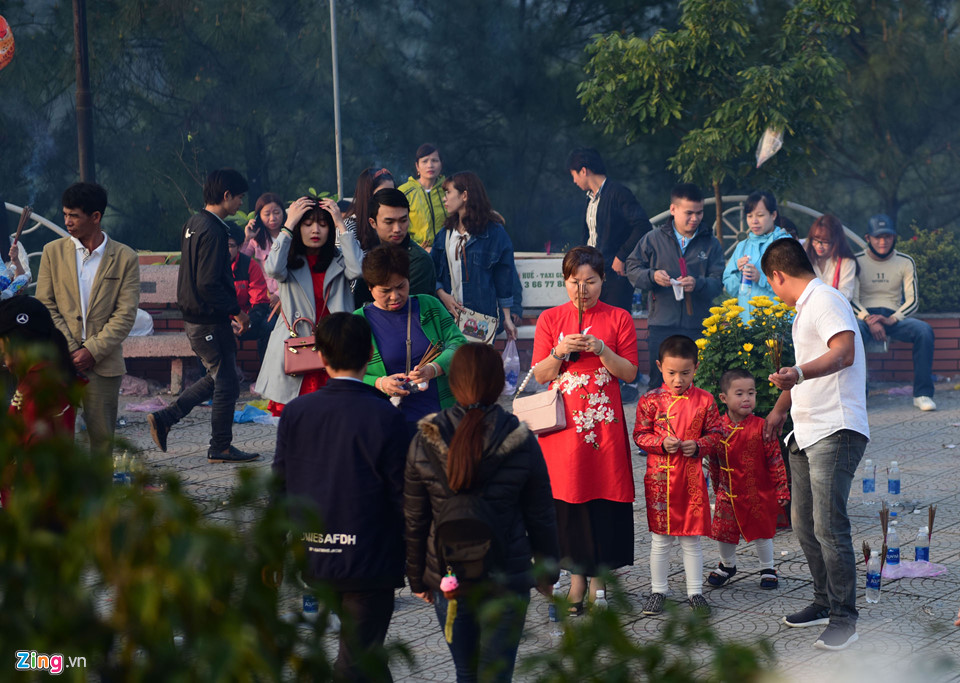 Cắm hương bừa bãi, xả rác ngập ngụa chốn linh thiêng