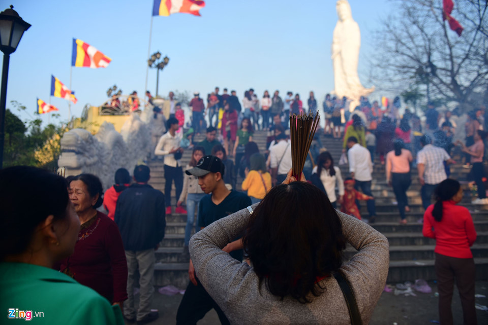 Cắm hương bừa bãi, xả rác ngập ngụa chốn linh thiêng