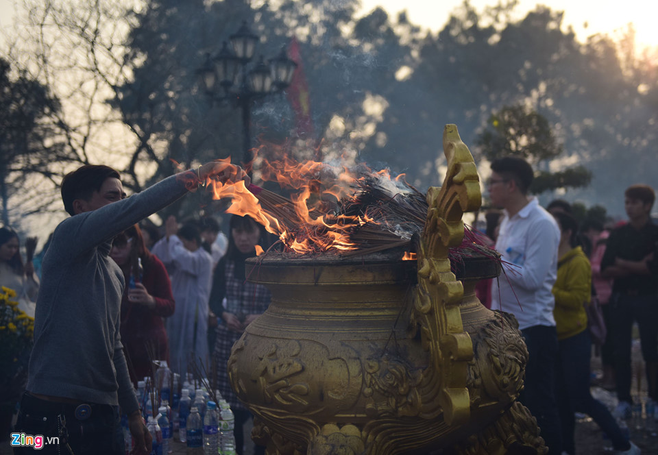 Cắm hương bừa bãi, xả rác ngập ngụa chốn linh thiêng