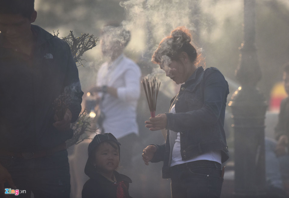 Cắm hương bừa bãi, xả rác ngập ngụa chốn linh thiêng