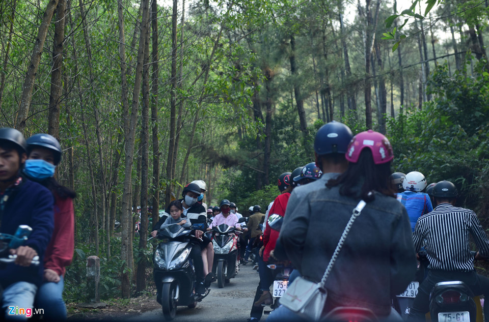 Cắm hương bừa bãi, xả rác ngập ngụa chốn linh thiêng