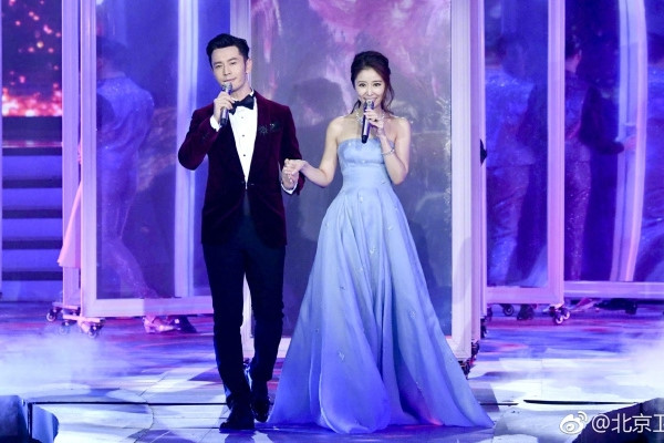 Lâm Tâm Như bị la ó khi hát cùng Huỳnh Hiểu Minh chào xuân Mậu Tuất