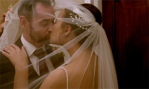 Nữ cảnh sát chỉ biết chồng là triệu phú khi làm lễ cưới