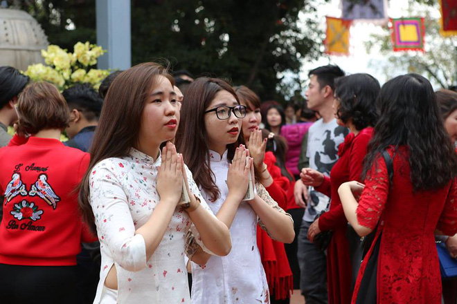 Ảnh: Phủ Tây Hồ kẹt cứng người vào lễ đầu năm Ảnh: Phủ Tây Hồ kẹt cứng người vào lễ đầu năm