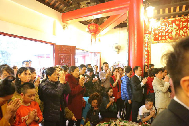 Ảnh: Phủ Tây Hồ kẹt cứng người vào lễ đầu năm Ảnh: Phủ Tây Hồ kẹt cứng người vào lễ đầu năm