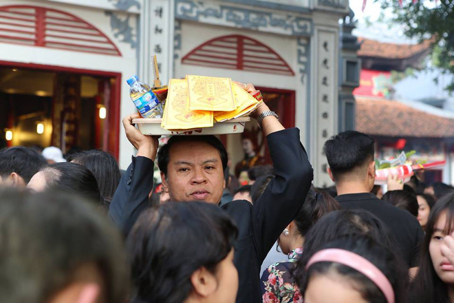 Ảnh: Phủ Tây Hồ kẹt cứng người vào lễ đầu năm Ảnh: Phủ Tây Hồ kẹt cứng người vào lễ đầu năm