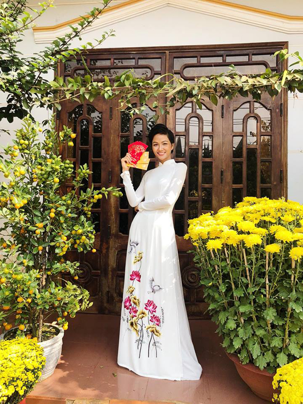 Tăng Thanh Hà và dàn sao Việt xúng xính váy áo đi chúc Tết