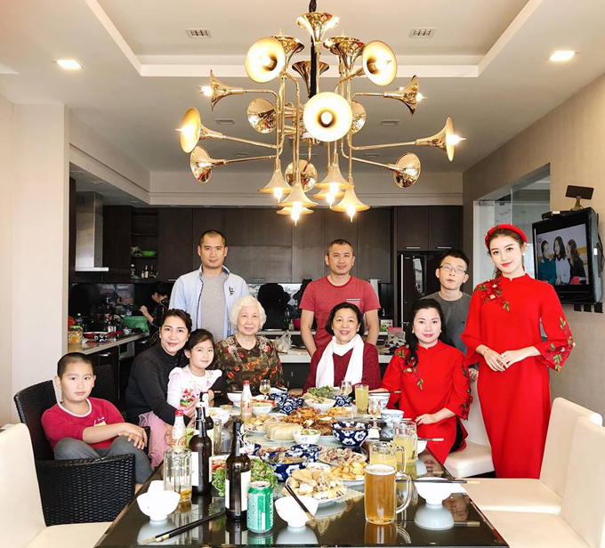 Tăng Thanh Hà và dàn sao Việt xúng xính váy áo đi chúc Tết