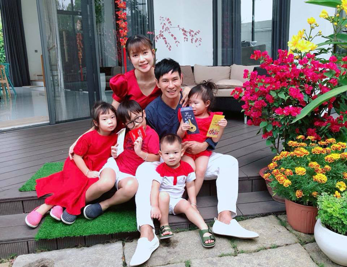 Tăng Thanh Hà và dàn sao Việt xúng xính váy áo đi chúc Tết