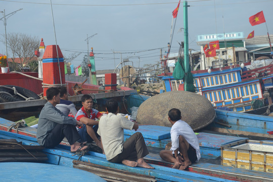 Hàng trăm tàu cá Lý Sơn nô nức mở cửa biển đầu xuân