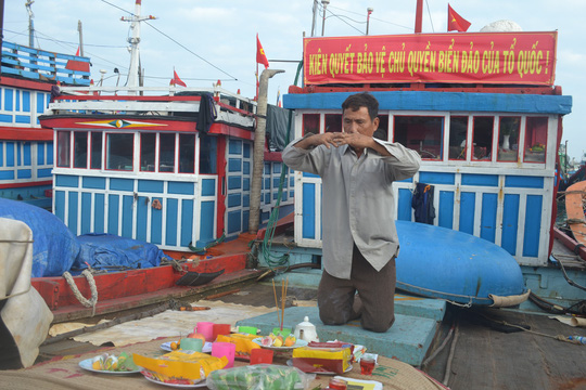 Hàng trăm tàu cá Lý Sơn nô nức mở cửa biển đầu xuân