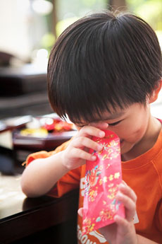 Muối mặt với khách vì bao lì xì của con