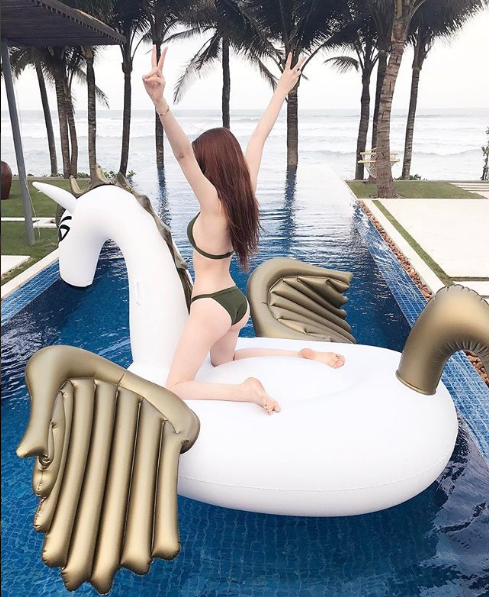 Tiểu thư hội con nhà giàu Việt than thở cũng xa xỉ hơn người: Ngồi giữa núi đồ hiệu vẫn lo không có đồ diện Tết Tiểu thư hội con nhà giàu Việt than thở cũng xa xỉ hơn người: Ngồi giữa núi đồ hiệu vẫn lo không có đồ diện Tết