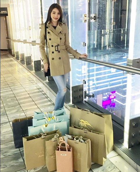 Tiểu thư hội con nhà giàu Việt than thở cũng xa xỉ hơn người: Ngồi giữa núi đồ hiệu vẫn lo không có đồ diện Tết Tiểu thư hội con nhà giàu Việt than thở cũng xa xỉ hơn người: Ngồi giữa núi đồ hiệu vẫn lo không có đồ diện Tết