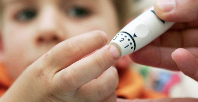 Nhầm lẫn tai hại khi trẻ ăn nhiều bánh kẹo dịp Tết