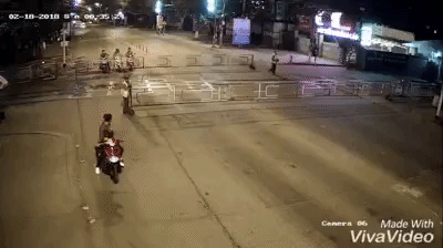 Clip: Nam thanh niên lao thẳng xe vào hàng rào chắn đường ray như phim hành động Clip: Nam thanh niên lao thẳng xe vào hàng rào chắn đường ray như phim hành động
