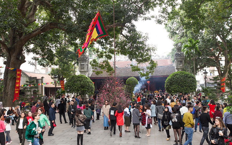 Đền Quán Thánh, chùa Trấn Quốc tấp nập người đi lễ cầu may