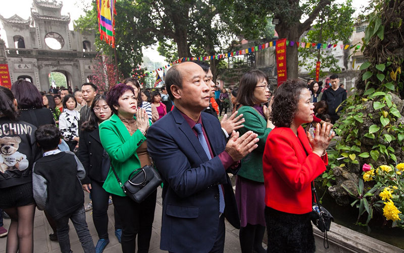 Đền Quán Thánh, chùa Trấn Quốc tấp nập người đi lễ cầu may