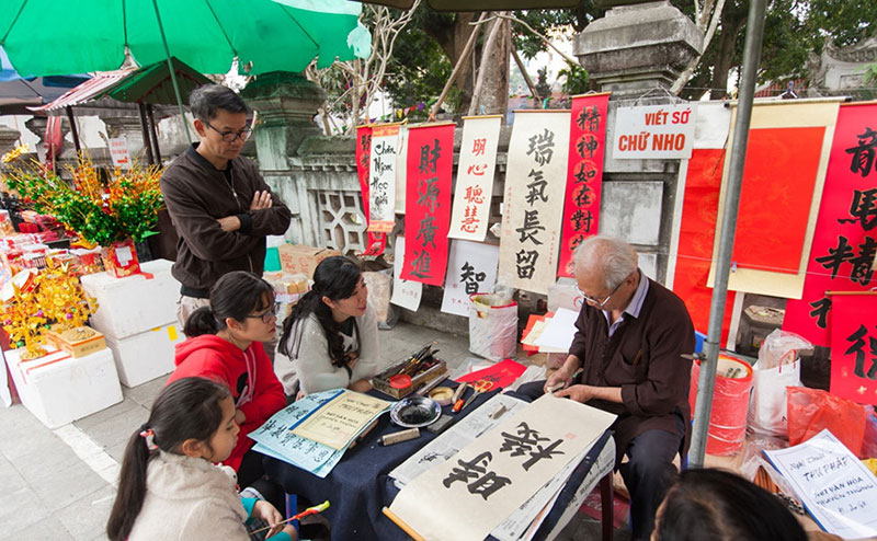 Đền Quán Thánh, chùa Trấn Quốc tấp nập người đi lễ cầu may
