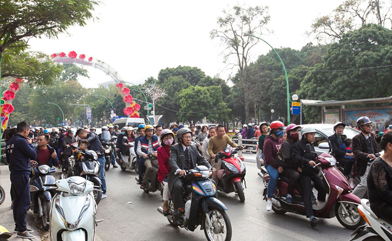 Đền Quán Thánh, chùa Trấn Quốc tấp nập người đi lễ cầu may