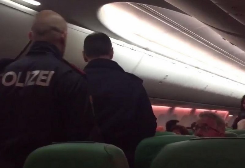 Hạ cánh khẩn cấp vì người đàn ông… thả rắm liên tục