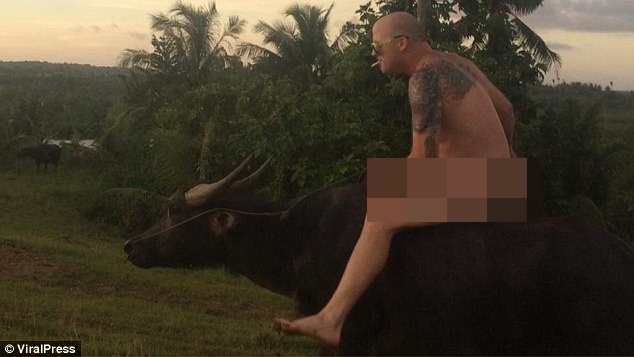 Khách Tây khỏa thân cưỡi trâu gây bức xúc ở Philippines