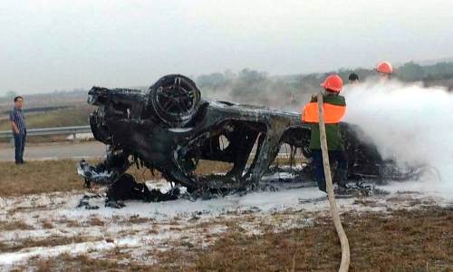 Ôtô cháy rụi sau khi lật ngửa