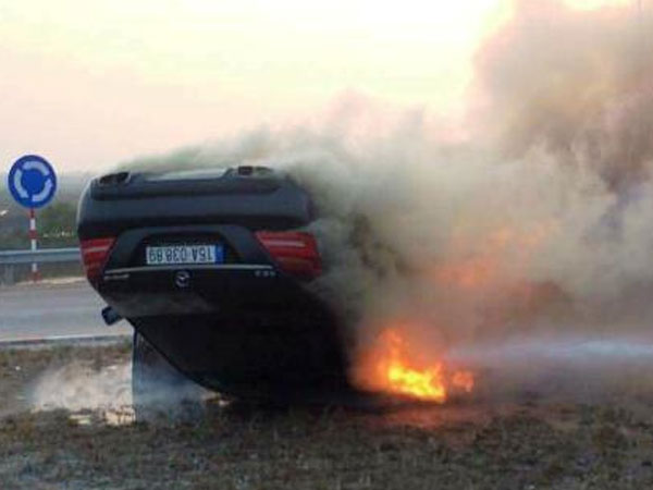 Ôtô cháy rụi sau khi lật ngửa