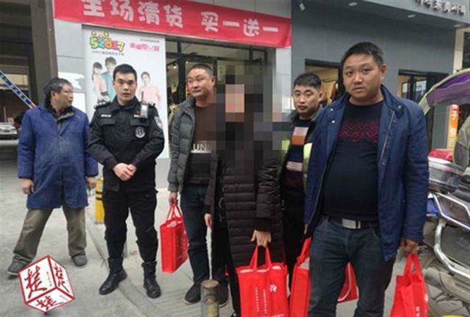 Cảnh sát hộ tống người phụ nữ xách 13 tỉ đồng tiền mặt về quê ăn Tết