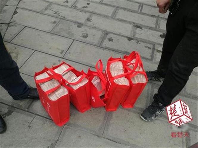 Cảnh sát hộ tống người phụ nữ xách 13 tỉ đồng tiền mặt về quê ăn Tết