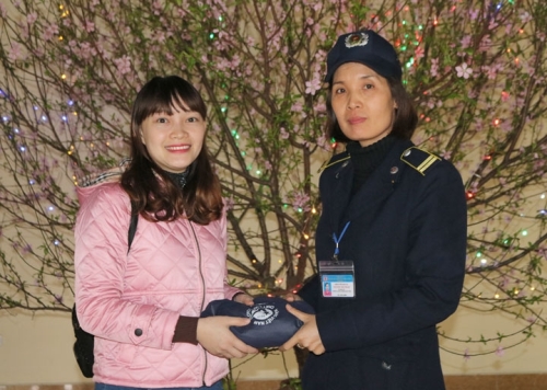 Nữ bảo vệ trả lại gần 19 triệu đồng cho người đánh rơi