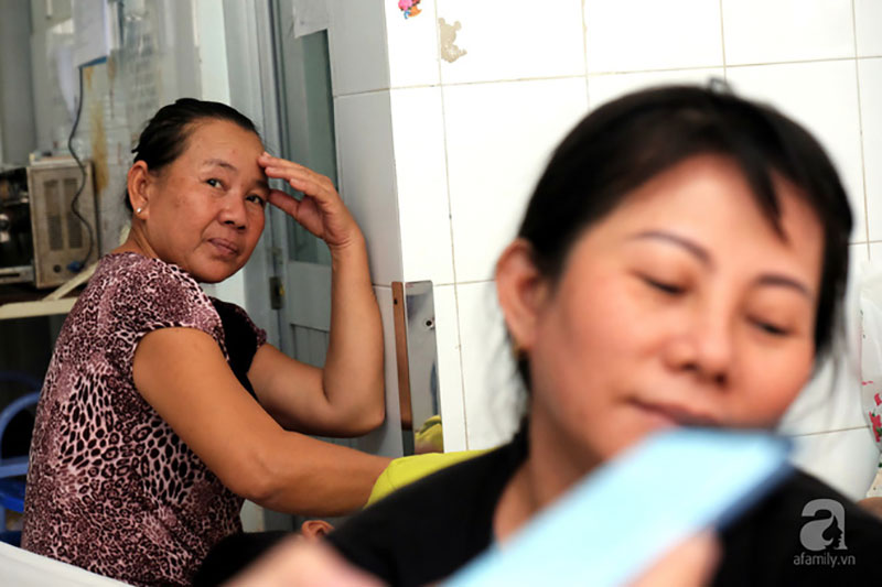 Tết trong bệnh viện của những đứa trẻ chạy thận: Tay sưng vù vì vết kim châm