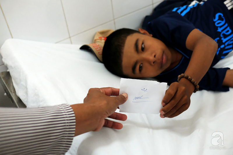 Tết trong bệnh viện của những đứa trẻ chạy thận: Tay sưng vù vì vết kim châm