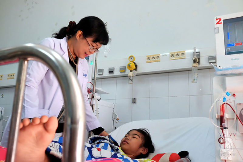 Tết trong bệnh viện của những đứa trẻ chạy thận: Tay sưng vù vì vết kim châm