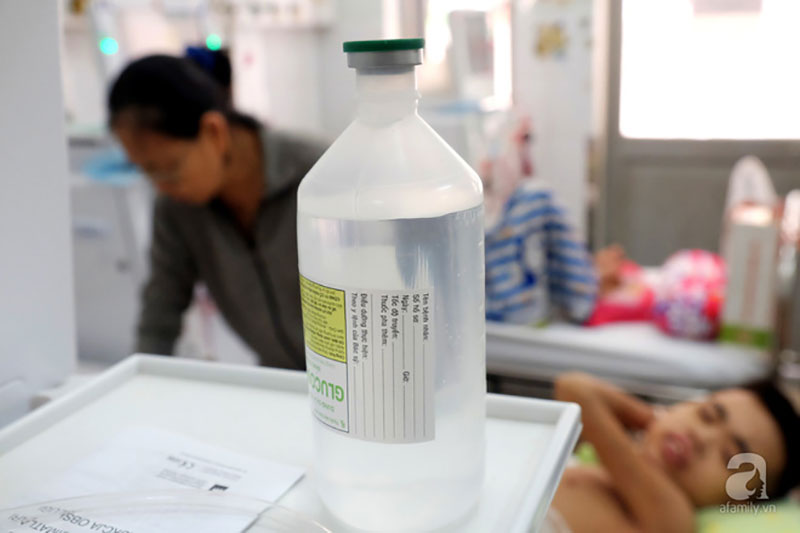 Tết trong bệnh viện của những đứa trẻ chạy thận: Tay sưng vù vì vết kim châm