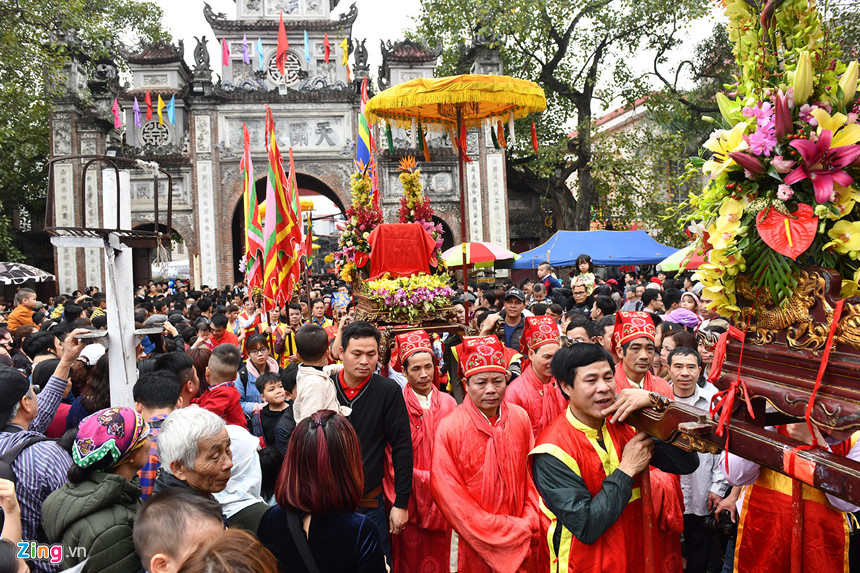 Nghìn người có mặt ở sân chọi gà ngày đầu năm mới