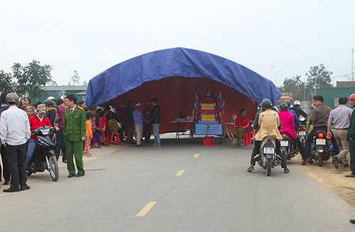 Người dân dựng rạp giữa quốc lộ yêu cầu làm rõ vụ tai nạn chết người