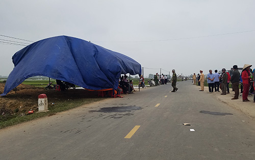 Người dân dựng rạp giữa quốc lộ yêu cầu làm rõ vụ tai nạn chết người
