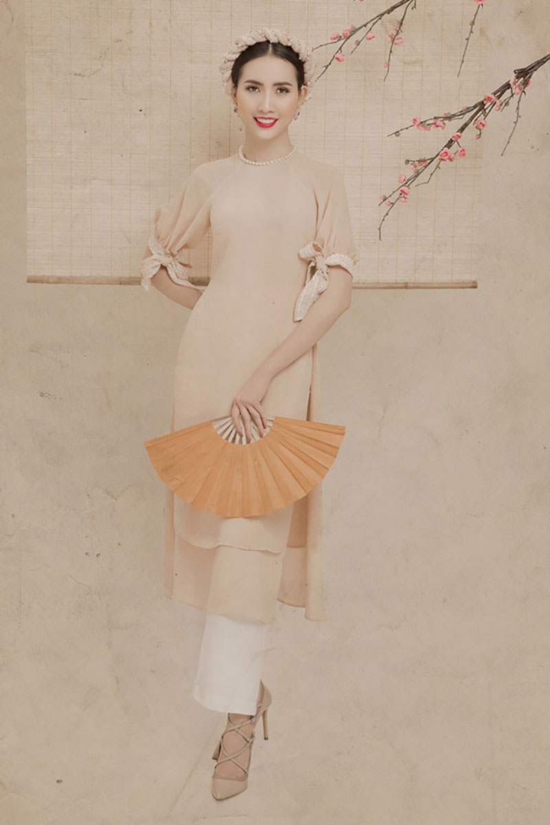 Phan Thị Mơ khoe lưng trần với áo dài cách điệu táo bạo