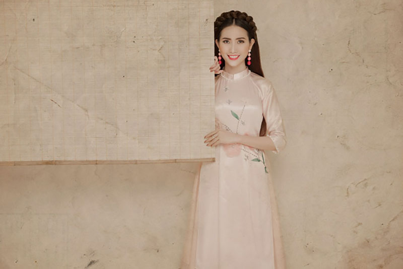 Phan Thị Mơ khoe lưng trần với áo dài cách điệu táo bạo