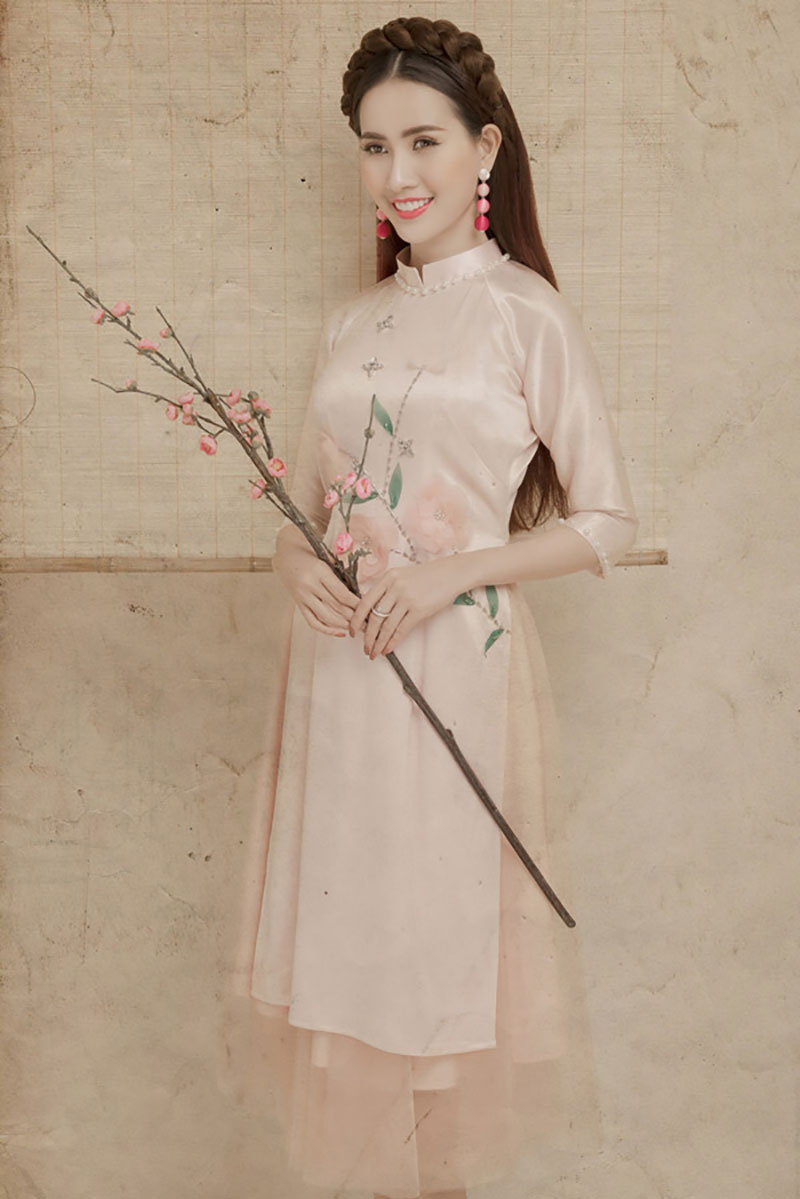 Phan Thị Mơ khoe lưng trần với áo dài cách điệu táo bạo