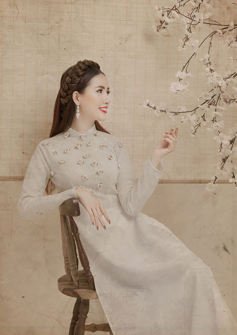 Phan Thị Mơ khoe lưng trần với áo dài cách điệu táo bạo