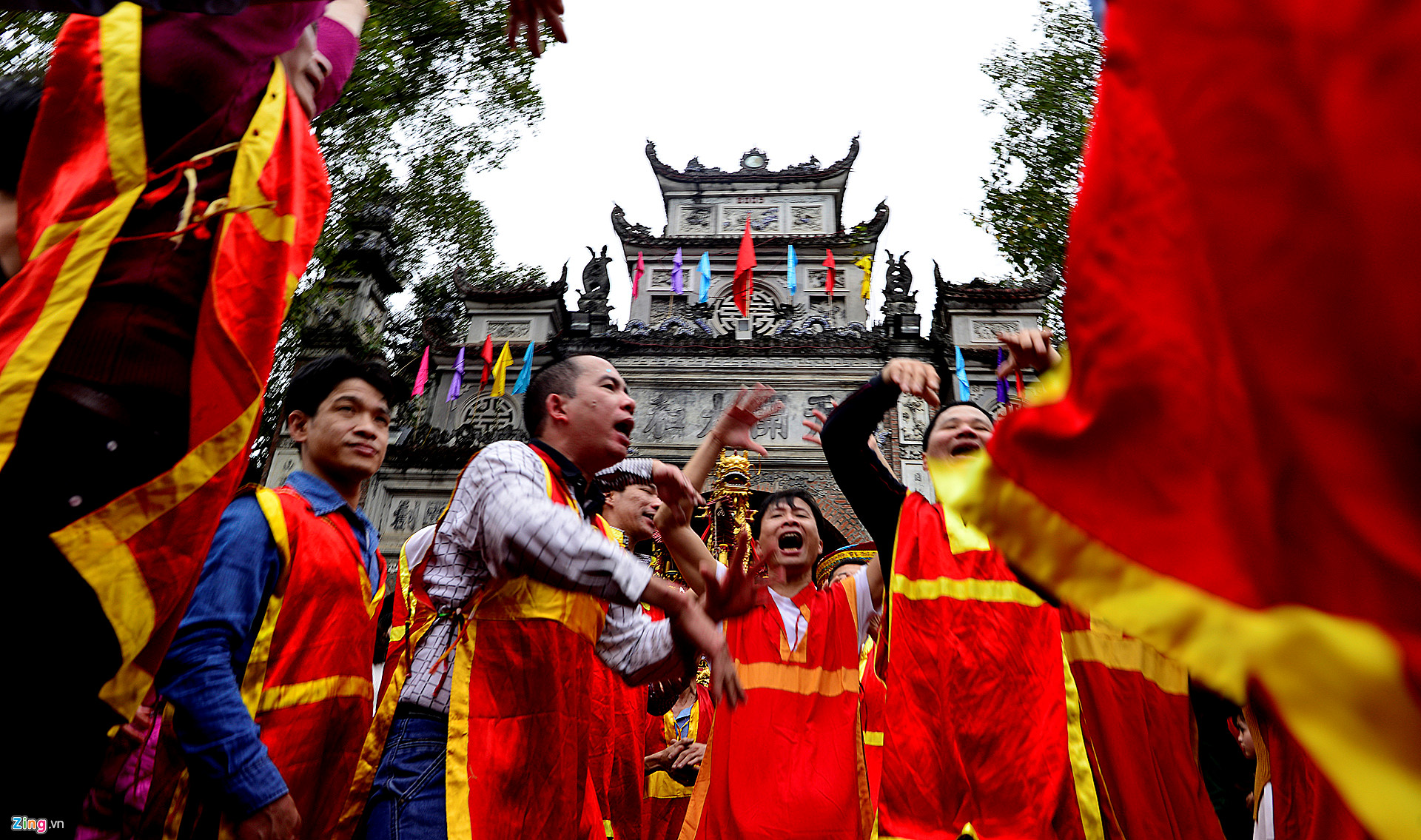 Rước pháo khổng lồ, tung hô quan đám tại hội Đồng Kỵ