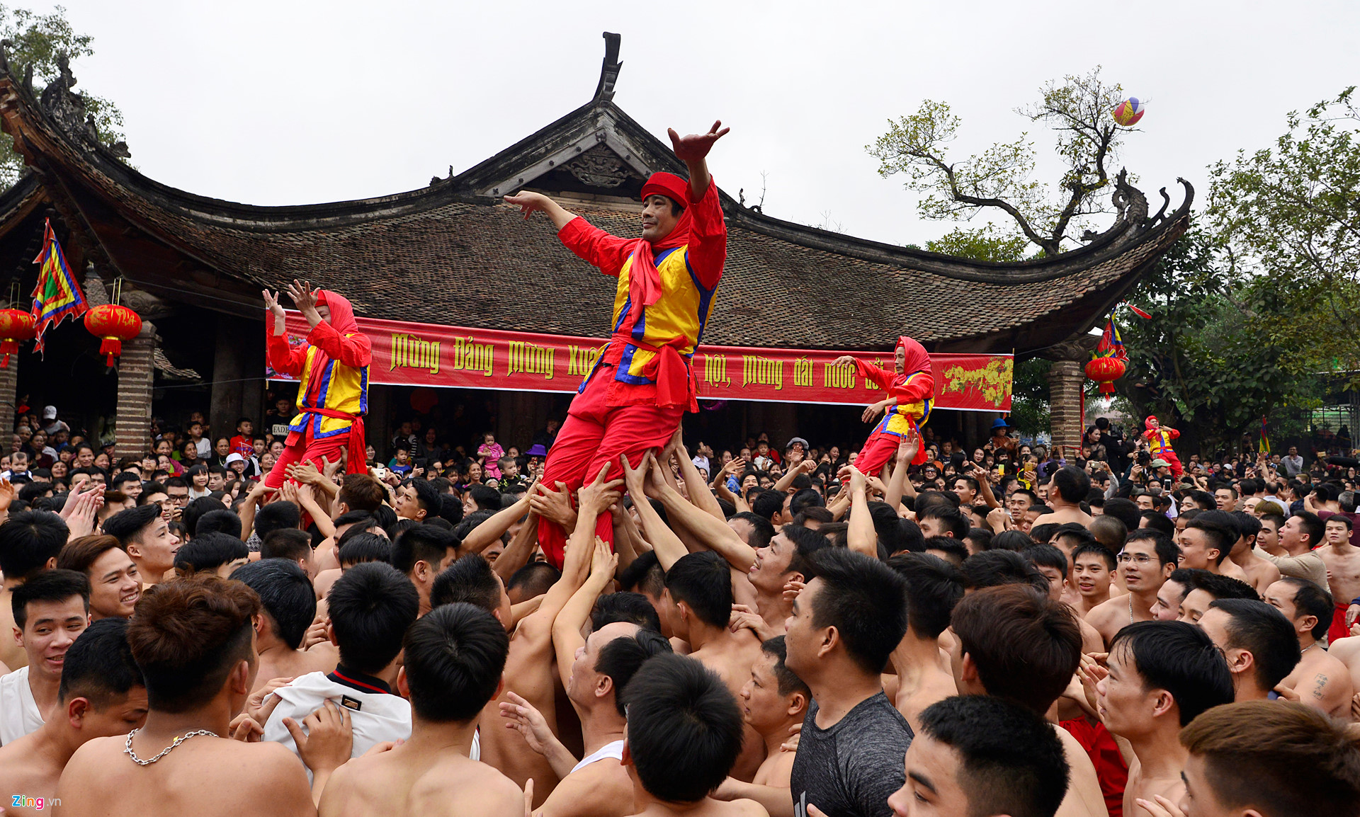 Rước pháo khổng lồ, tung hô quan đám tại hội Đồng Kỵ