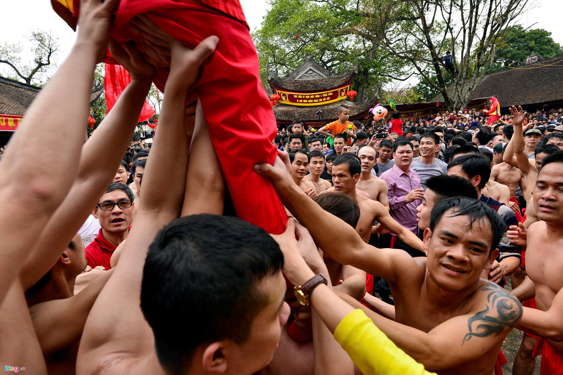 Rước pháo khổng lồ, tung hô quan đám tại hội Đồng Kỵ
