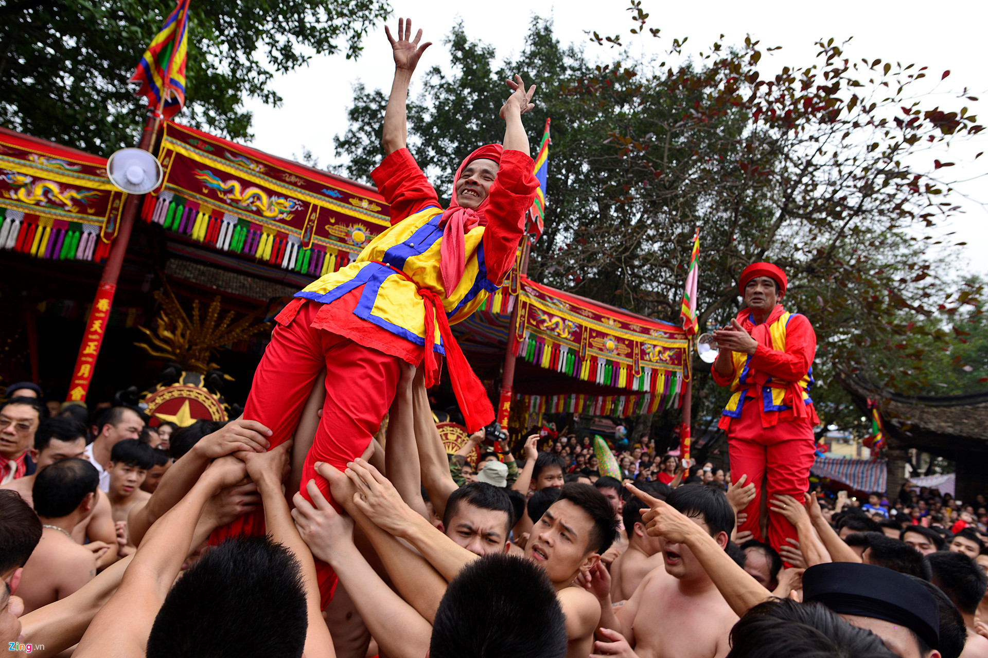 Rước pháo khổng lồ, tung hô quan đám tại hội Đồng Kỵ