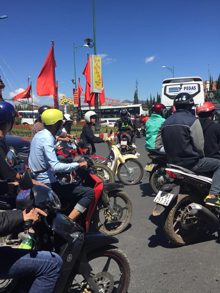 Mùng 4 Tết nguyên đán, hàng nghìn phương tiện nối đuôi lên trung tâm Đà Lạt