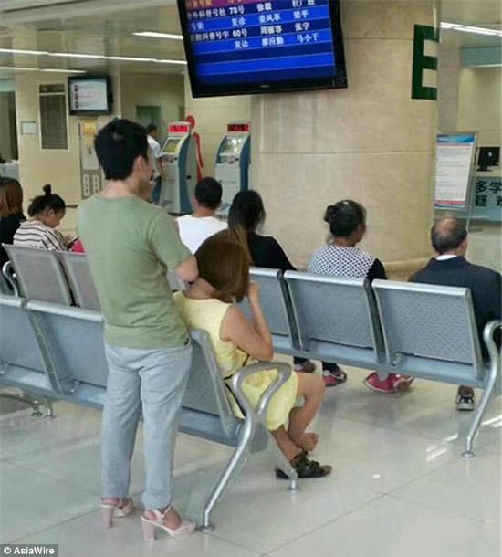 Đêm giao thừa, cặp đôi khiến người đi đường phải liên tục ngoái nhìn